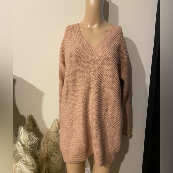 H&M Blush Pink Acrylic Sweater Dress/Tunic. P2P-20-21.5” L-31.5” - Picture 1 of 3